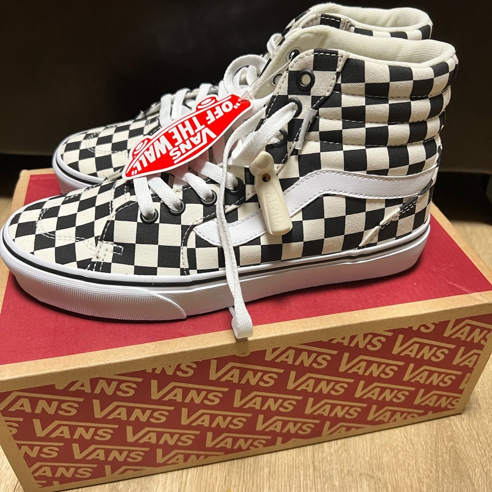 Brand new size 8 women checkered vans